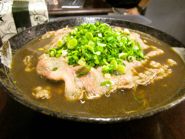 韓記老虎麵食館：(胖樺食記)台北永康街韓記老虎麵食館。麻辣湯頭濃郁鮮美。食材精緻各個表現亮眼。