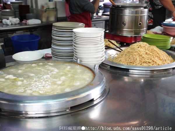 王朝香菇肉羹:【美食特搜。屏東市】王朝香菇肉羹。羹湯鮮甜美味 炒飯泡肉羹超獨家 屏東夜市美食篇