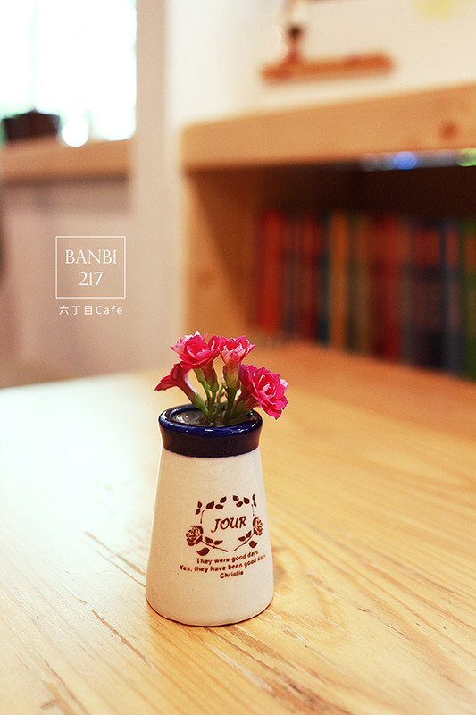 Banbi217 美食旅遊: [台北]六丁目cafe:日系咖啡館,可愛拉花,手工烘培蛋糕,鹹派,下午茶(捷運松山機場站,民生社區,巷弄美食)