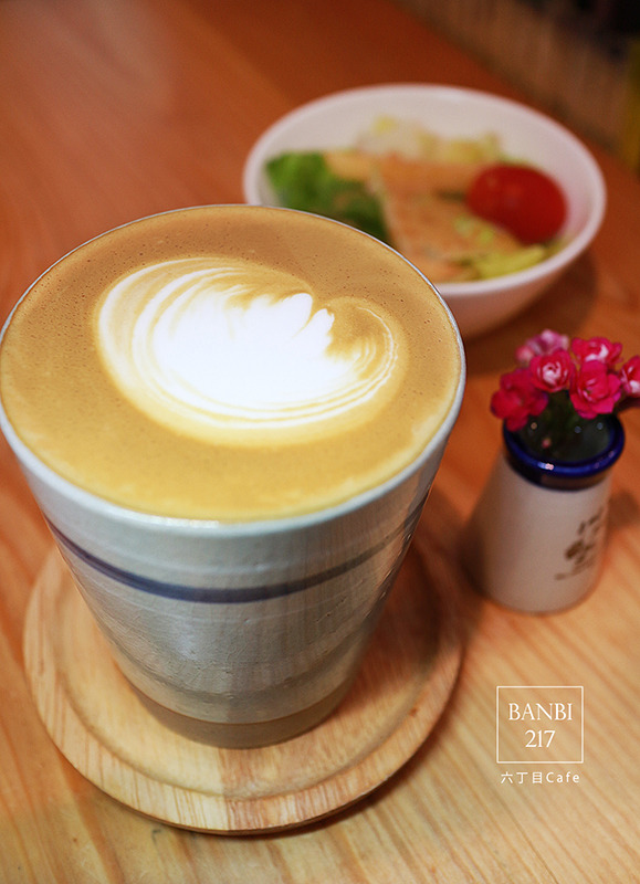 Banbi217 美食旅遊: [台北]六丁目cafe:日系咖啡館,可愛拉花,手工烘培蛋糕,鹹派,下午茶(捷運松山機場站,民生社區,巷弄美食)