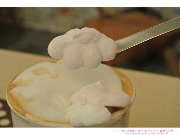 點點咖啡：【食記】oO。。台北　點點咖啡　看膩了咖啡拉花了嘛？！來鄉村田野風的店看看用棉花糖儿就可以讓平凡無奇的咖啡變可愛！。o○。