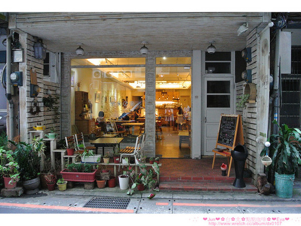 點點咖啡：【食記】oO。。台北　點點咖啡　看膩了咖啡拉花了嘛？！來鄉村田野風的店看看用棉花糖儿就可以讓平凡無奇的咖啡變可愛！。o○。