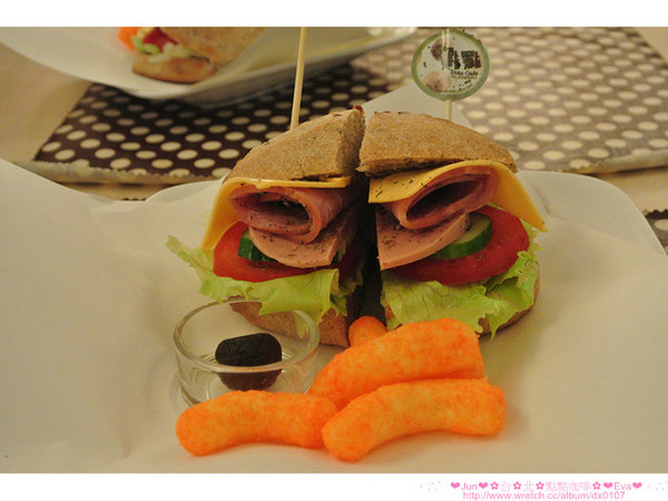 點點咖啡：【食記】oO。。台北　點點咖啡　看膩了咖啡拉花了嘛？！來鄉村田野風的店看看用棉花糖儿就可以讓平凡無奇的咖啡變可愛！。o○。