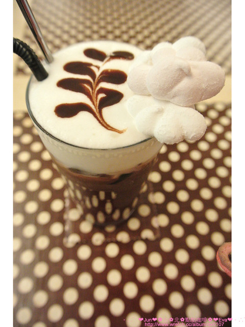 點點咖啡：【食記】oO。。台北　點點咖啡　看膩了咖啡拉花了嘛？！來鄉村田野風的店看看用棉花糖儿就可以讓平凡無奇的咖啡變可愛！。o○。