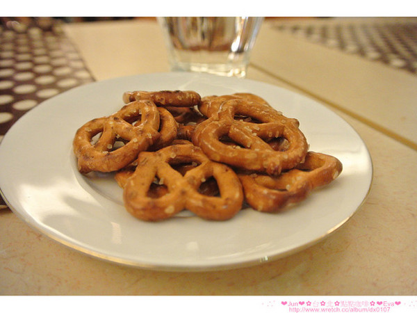 點點咖啡：【食記】oO。。台北　點點咖啡　看膩了咖啡拉花了嘛？！來鄉村田野風的店看看用棉花糖儿就可以讓平凡無奇的咖啡變可愛！。o○。