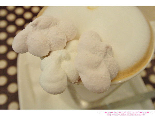 點點咖啡：【食記】oO。。台北　點點咖啡　看膩了咖啡拉花了嘛？！來鄉村田野風的店看看用棉花糖儿就可以讓平凡無奇的咖啡變可愛！。o○。