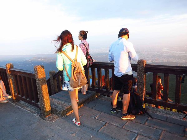 【台北旅遊】大屯山自然公園-美麗的湖畔伴隨著涼爽的微風與美麗的助航站夜景-民航局導航站