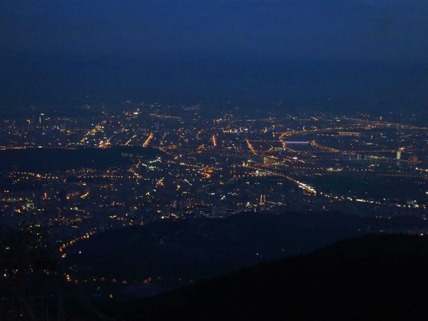【台北旅遊】大屯山自然公園-美麗的湖畔伴隨著涼爽的微風與美麗的助航站夜景-民航局導航站