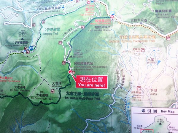 【台北旅遊】大屯山自然公園-美麗的湖畔伴隨著涼爽的微風與美麗的助航站夜景-民航局導航站