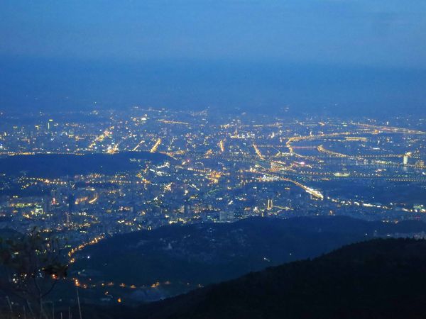 【台北旅遊】大屯山自然公園-美麗的湖畔伴隨著涼爽的微風與美麗的助航站夜景-民航局導航站