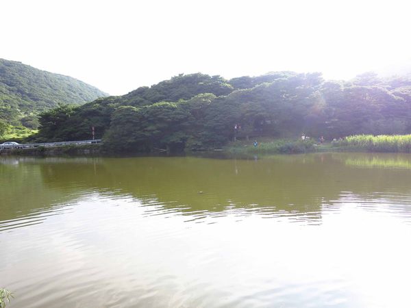 【台北旅遊】大屯山自然公園-美麗的湖畔伴隨著涼爽的微風與美麗的助航站夜景-民航局導航站