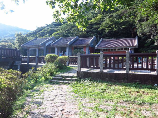 【台北旅遊】大屯山自然公園-美麗的湖畔伴隨著涼爽的微風與美麗的助航站夜景-民航局導航站