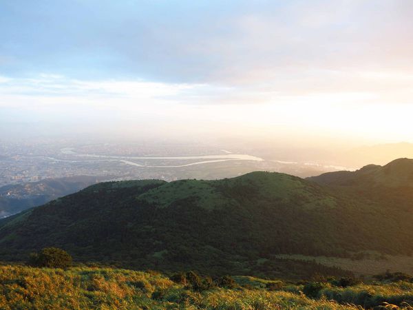 【台北旅遊】大屯山自然公園-美麗的湖畔伴隨著涼爽的微風與美麗的助航站夜景-民航局導航站