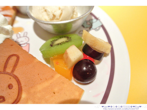 Aranzi Aronzo Cafe 阿朗基咖啡(新光三越南西店二館)：【食記】oO。。台北　ARANZI CAFE（阿朗基）　超可愛的兔兔蛋糕，能不吃嘛？！。o○。