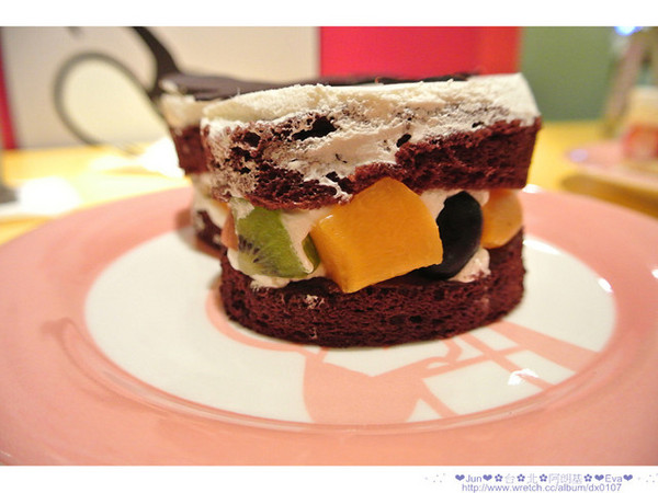 Aranzi Aronzo Cafe 阿朗基咖啡(新光三越南西店二館)：【食記】oO。。台北　ARANZI CAFE（阿朗基）　超可愛的兔兔蛋糕，能不吃嘛？！。o○。