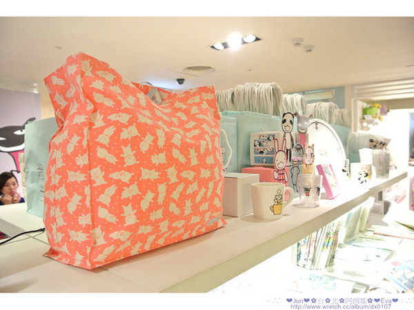 Aranzi Aronzo Cafe 阿朗基咖啡(新光三越南西店二館)：【食記】oO。。台北　ARANZI CAFE（阿朗基）　超可愛的兔兔蛋糕，能不吃嘛？！。o○。