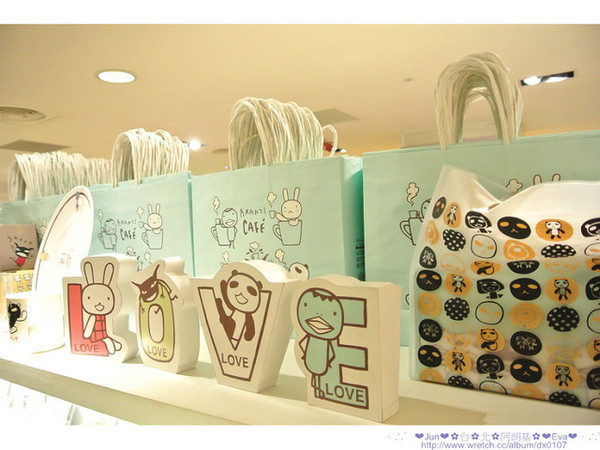 Aranzi Aronzo Cafe 阿朗基咖啡(新光三越南西店二館)：【食記】oO。。台北　ARANZI CAFE（阿朗基）　超可愛的兔兔蛋糕，能不吃嘛？！。o○。