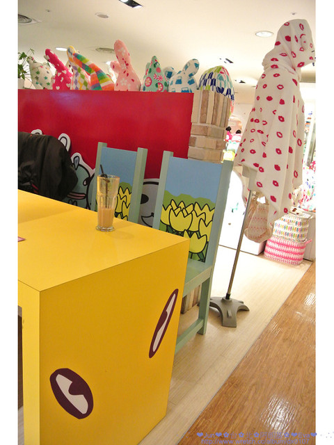 Aranzi Aronzo Cafe 阿朗基咖啡(新光三越南西店二館)：【食記】oO。。台北　ARANZI CAFE（阿朗基）　超可愛的兔兔蛋糕，能不吃嘛？！。o○。