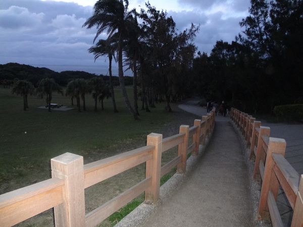 墾丁鵝鑾鼻燈塔：1020103[官本金文愛台灣]傍晚的鵝鑾鼻國家公園別有一番風味到達國境之南臺灣最南邊地標