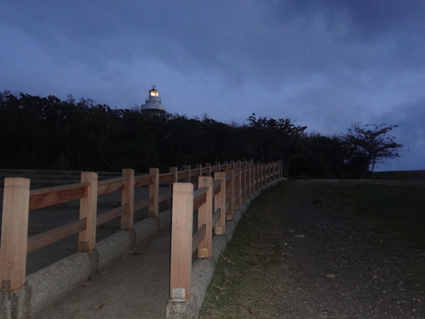 墾丁鵝鑾鼻燈塔：1020103[官本金文愛台灣]傍晚的鵝鑾鼻國家公園別有一番風味到達國境之南臺灣最南邊地標