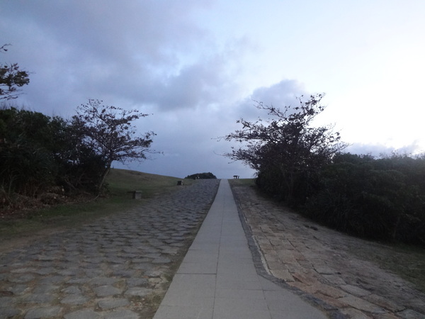 墾丁鵝鑾鼻燈塔：1020103[官本金文愛台灣]傍晚的鵝鑾鼻國家公園別有一番風味到達國境之南臺灣最南邊地標