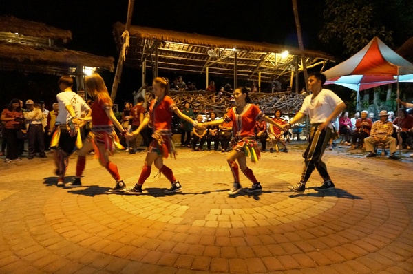 原始部落山地美食：[台東卑南] 原始部落 - 烤雞烤魚+原民舞蹈表演
