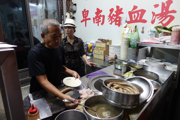 卑南豬血湯(台東店)：(胖樺食記)台東必吃排隊美食「卑南豬血湯」/廣傳路/豬舌糯米腸都好吃