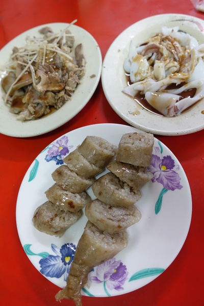 卑南豬血湯(台東店)：(胖樺食記)台東必吃排隊美食「卑南豬血湯」/廣傳路/豬舌糯米腸都好吃