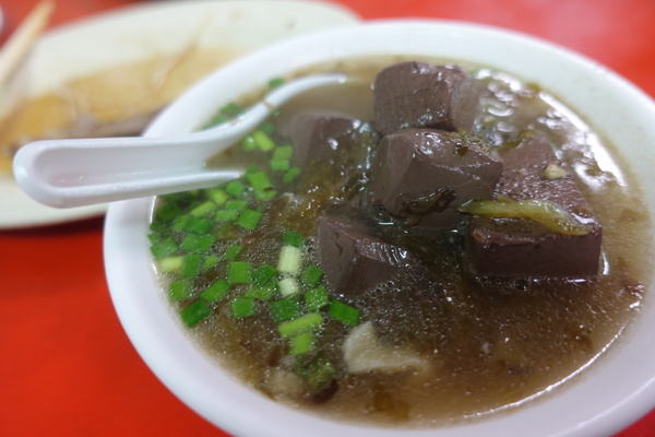 卑南豬血湯(台東店)：(胖樺食記)台東必吃排隊美食「卑南豬血湯」/廣傳路/豬舌糯米腸都好吃