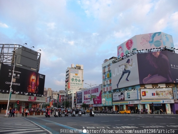 新崛江商圈:【旅行遊記。高雄新興區】新崛江商圈。高雄都會區最in的逛街購物勝地