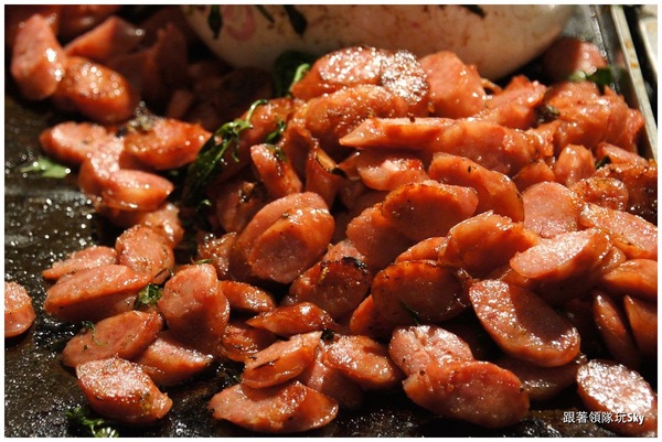 紅妃香腸大腸：超特別鐵板香腸大腸花園夜市【 紅妃香腸 大腸】（食尚玩家推薦)