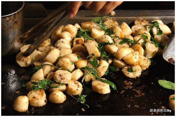紅妃香腸大腸：超特別鐵板香腸大腸花園夜市【 紅妃香腸 大腸】（食尚玩家推薦)