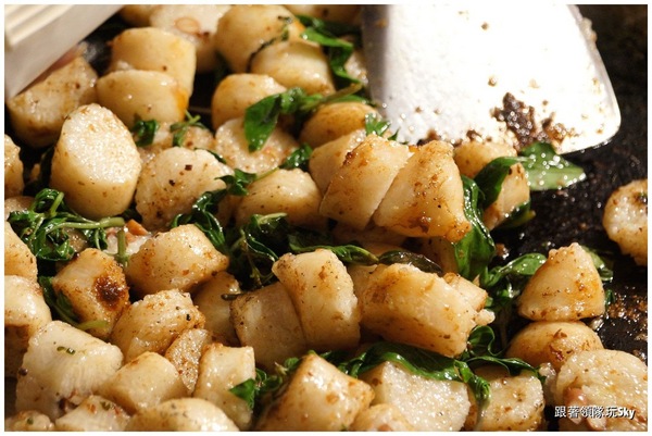 紅妃香腸大腸：超特別鐵板香腸大腸花園夜市【 紅妃香腸 大腸】（食尚玩家推薦)