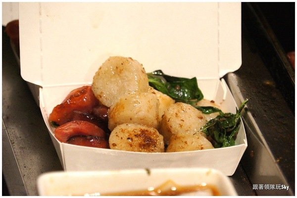 紅妃香腸大腸：超特別鐵板香腸大腸花園夜市【 紅妃香腸 大腸】（食尚玩家推薦)