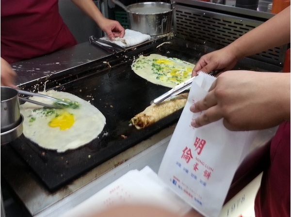 明倫蛋餅：逢甲夜市 平價必吃美食~~晚上也要吃的蛋餅!!~明倫蛋餅~