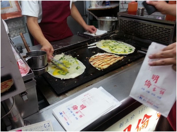 明倫蛋餅：逢甲夜市 平價必吃美食~~晚上也要吃的蛋餅!!~明倫蛋餅~