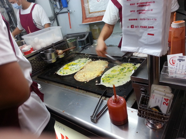 明倫蛋餅：逢甲夜市 平價必吃美食~~晚上也要吃的蛋餅!!~明倫蛋餅~