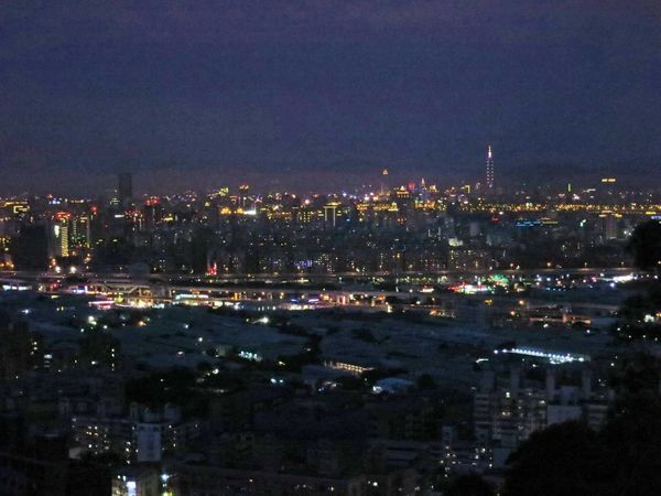 【台北旅遊】瓊仔湖登山步道-台北美麗夜景、約會聖地最佳選擇
