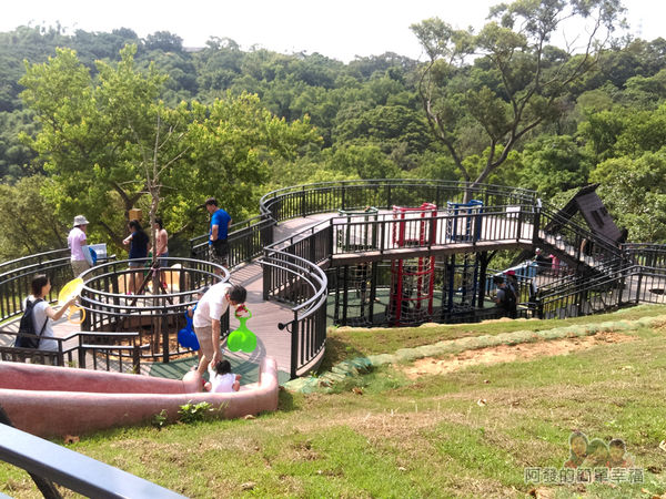 青青草原07-磨石子溜滑梯區II-沿山坡設計的滑梯區