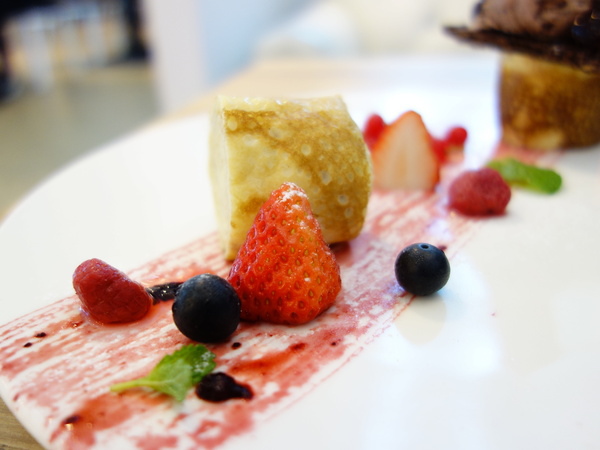 u*ki smile coffee:u*ki smile coffee+uki coffee+旋轉木馬+東區+忠孝東路+忠孝敦化+太陽蛋+薄餅+義大利麵+夢幻下午店+沙發+白色+聚會+包廂+象+異國料理+溫馨+情侶聚會