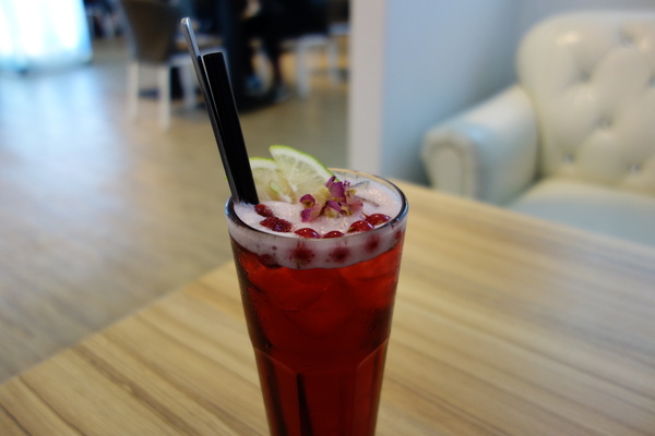 u*ki smile coffee:u*ki smile coffee+uki coffee+旋轉木馬+東區+忠孝東路+忠孝敦化+太陽蛋+薄餅+義大利麵+夢幻下午店+沙發+白色+聚會+包廂+象+異國料理+溫馨+情侶聚會