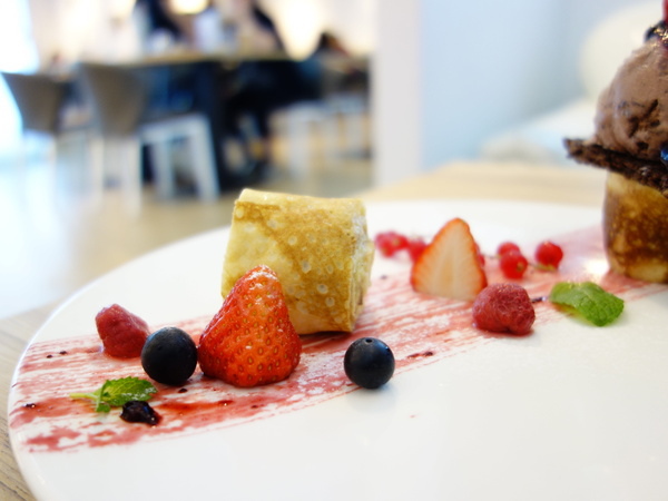 u*ki smile coffee:u*ki smile coffee+uki coffee+旋轉木馬+東區+忠孝東路+忠孝敦化+太陽蛋+薄餅+義大利麵+夢幻下午店+沙發+白色+聚會+包廂+象+異國料理+溫馨+情侶聚會