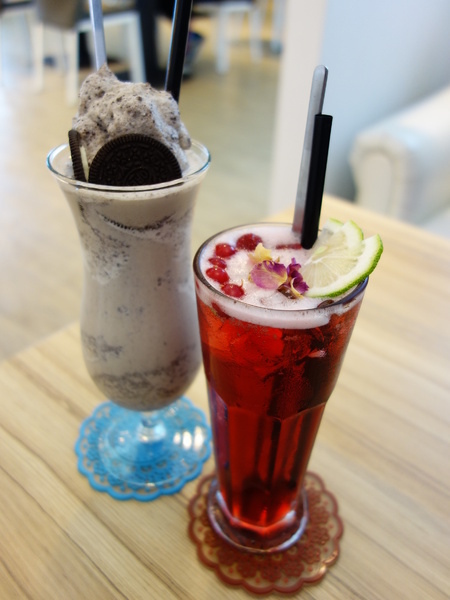 u*ki smile coffee:u*ki smile coffee+uki coffee+旋轉木馬+東區+忠孝東路+忠孝敦化+太陽蛋+薄餅+義大利麵+夢幻下午店+沙發+白色+聚會+包廂+象+異國料理+溫馨+情侶聚會