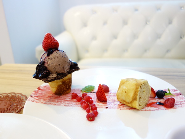 u*ki smile coffee:u*ki smile coffee+uki coffee+旋轉木馬+東區+忠孝東路+忠孝敦化+太陽蛋+薄餅+義大利麵+夢幻下午店+沙發+白色+聚會+包廂+象+異國料理+溫馨+情侶聚會