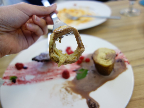 u*ki smile coffee:u*ki smile coffee+uki coffee+旋轉木馬+東區+忠孝東路+忠孝敦化+太陽蛋+薄餅+義大利麵+夢幻下午店+沙發+白色+聚會+包廂+象+異國料理+溫馨+情侶聚會