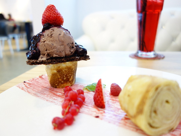 u*ki smile coffee:u*ki smile coffee+uki coffee+旋轉木馬+東區+忠孝東路+忠孝敦化+太陽蛋+薄餅+義大利麵+夢幻下午店+沙發+白色+聚會+包廂+象+異國料理+溫馨+情侶聚會