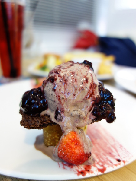 u*ki smile coffee:u*ki smile coffee+uki coffee+旋轉木馬+東區+忠孝東路+忠孝敦化+太陽蛋+薄餅+義大利麵+夢幻下午店+沙發+白色+聚會+包廂+象+異國料理+溫馨+情侶聚會