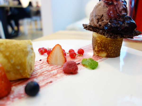 u*ki smile coffee:u*ki smile coffee+uki coffee+旋轉木馬+東區+忠孝東路+忠孝敦化+太陽蛋+薄餅+義大利麵+夢幻下午店+沙發+白色+聚會+包廂+象+異國料理+溫馨+情侶聚會