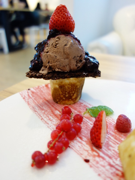 u*ki smile coffee:u*ki smile coffee+uki coffee+旋轉木馬+東區+忠孝東路+忠孝敦化+太陽蛋+薄餅+義大利麵+夢幻下午店+沙發+白色+聚會+包廂+象+異國料理+溫馨+情侶聚會