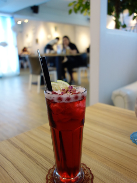 u*ki smile coffee:u*ki smile coffee+uki coffee+旋轉木馬+東區+忠孝東路+忠孝敦化+太陽蛋+薄餅+義大利麵+夢幻下午店+沙發+白色+聚會+包廂+象+異國料理+溫馨+情侶聚會